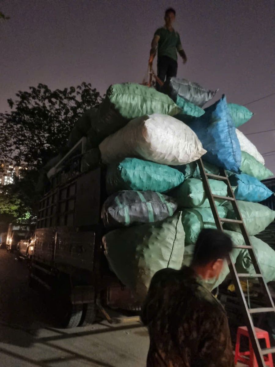 Anh em xếp hàng thanh lý lên xe trong đêm
